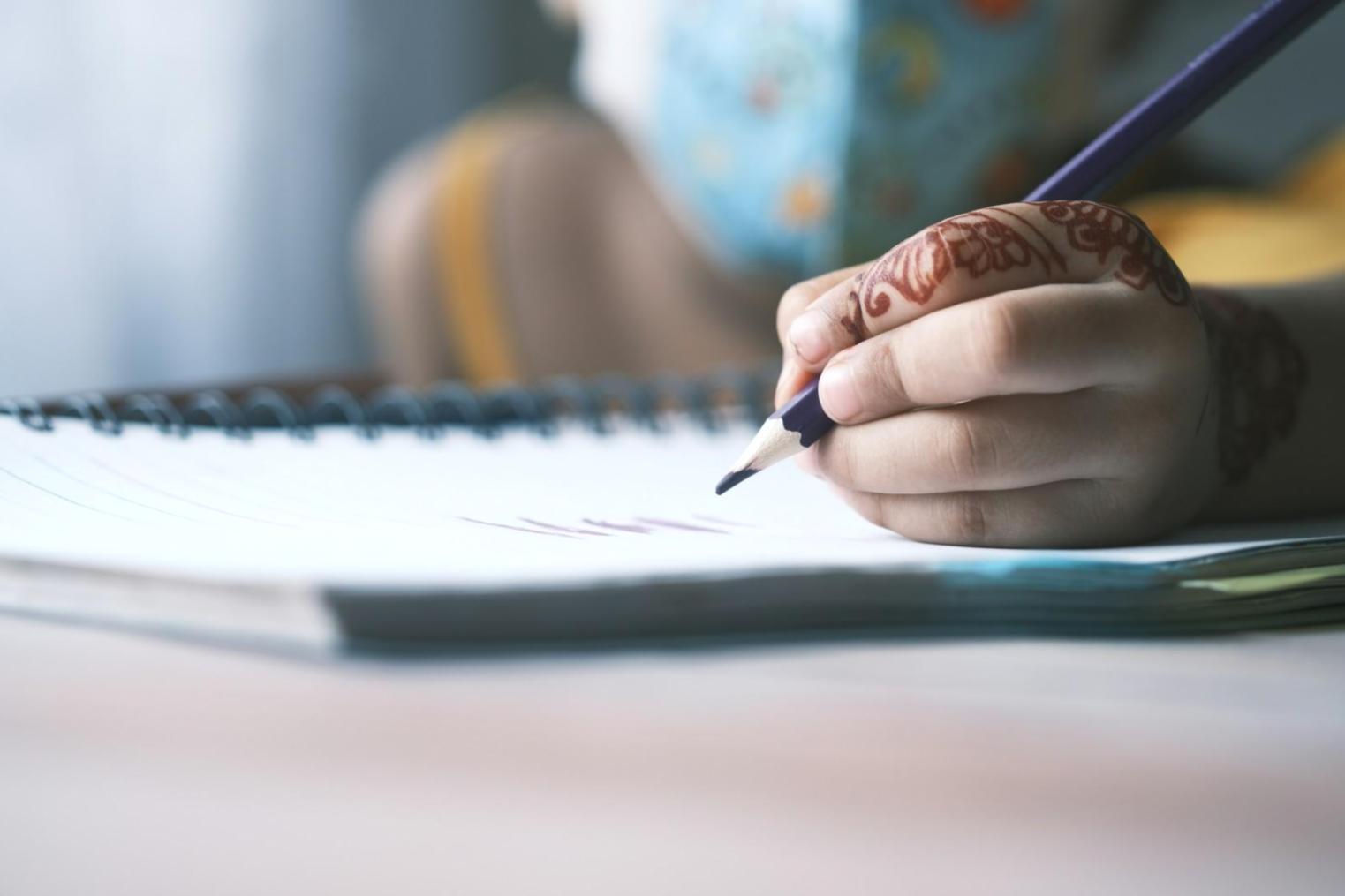 Personne analysant des données financières sur un ordinateur